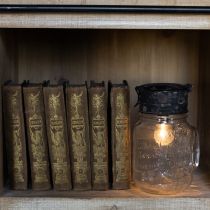 Artikel Deko-Glas mit LED-Lampe und Schraubdeckel Ø 8 cm H 16 cm aus Glas und Metall in Transparent und Braun