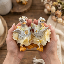 Artikel Dekofiguren Enten im Blumenkleid aus Kunstharz 11 cm Set 2 Stück Frühling Sommer