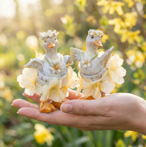 Artikel Dekofiguren Enten im Blumenkleid aus Kunstharz 11 cm Set 2 Stück Frühling Sommer