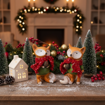 Artikel Deko-Fuchs-Set aus Polyresin, 10 cm, mit Schal und Zapfen, 2-teilig, orange-grün