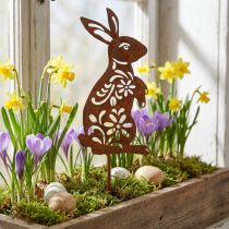 Artikel Gartenstecker aus Metall Rostoptik Hase mit Blumenmotiv 9×15 cm für Außenbereich