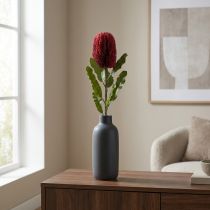 Artikel Kunstblume Banksia Rot Burgund 64cm aus Kunststoff und Metall