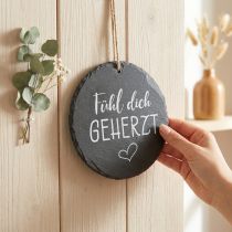 Artikel Schieferplatte Rund mit Jutekordel Ø20cm „Fühl dich geherzt“