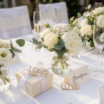 Artikel Metallanhänger "LOVE" 4 cm Gold mit Glassteinen 12er-Set – Hochzeitsdeko und Valentinstag Deko
