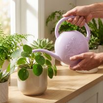 Artikel Gießkanne Kunststoff Flieder 1,8 Liter mit Blumendekor für Zimmerpflanzen