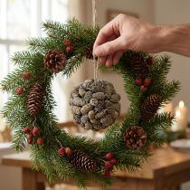 Artikel Zapfenkugel aus Erlenzapfen zum Hängen, Weiß gewaschen, 12 cm
