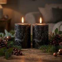 Artikel Schwarze Stumpenkerzen aus durchgefärbtem Wachs 85x120mm im 2er-Set für Tischdeko
