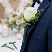 Artikel Hochzeitsanstecker aus Kunststoff mit Sicherheitsnadel 2,6 x 5 cm Grün Silber 50 Stück