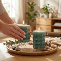 Artikel Stumpenkerzen Grün 80x65 mm im 2er-Set mit Kreuzmuster, durchgefärbt