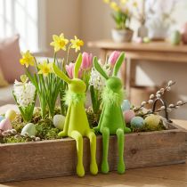 Artikel Osterhasen Kantenhocker 36 cm aus Kunststoff mit Federverzierung in Grün, Set mit 2 Stück, für Frühlings- und Osterdeko