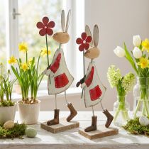 Artikel Dekofiguren Osterhasen aus Metall mit Holz, 21 cm, Rot-Beige, 2er-Set, Frühlingsdekoration