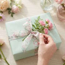 Artikel Geschenkband aus Polyester mit Blumenmuster 15 m x 4 cm Rosa/Weiß