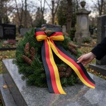 Artikel Kranzband Moiré 150 mm Schwarz-Rot-Gold, 25 m Rolle, Taft für Dekoration und Trauerfeiern