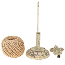 Artikel Garnrollenhalter aus Metall mit Lilienmotiv und Jute, Antikoptik, 20,5 cm