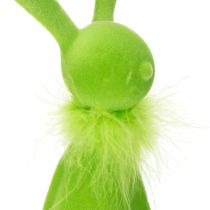 Artikel Osterhasen Kantenhocker 36 cm aus Kunststoff mit Federverzierung in Grün, Set mit 2 Stück, für Frühlings- und Osterdeko