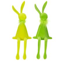 Artikel Osterhasen Kantenhocker 36 cm aus Kunststoff mit Federverzierung in Grün, Set mit 2 Stück, für Frühlings- und Osterdeko