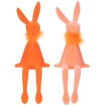Artikel Samtige Osterhasen Kantenhocker aus Kunststoff mit Federboa 27cm Lachs und Orange 2er Set
