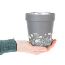 Artikel Blumentopf aus Metall mit Blumenmuster 13 cm Grau, 4er-Set, für Innen- und Außenbereich