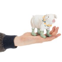 Artikel Deko-Schwein aus Polyresin 15,5cm in Rosa mit grünen Gummistiefeln und Blumenkranz