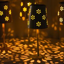 Artikel Solar-Tischlampe aus gelbem Metall mit Blütenmuster, 28 cm für Balkon und Terrasse