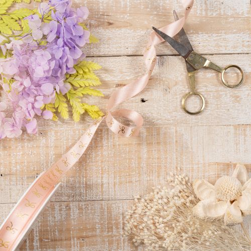 Geschenkband 15mm x 18m aus Polyester mit goldenen Schleifen in Rosa für dekorative Anwendungen | Floristik24.at