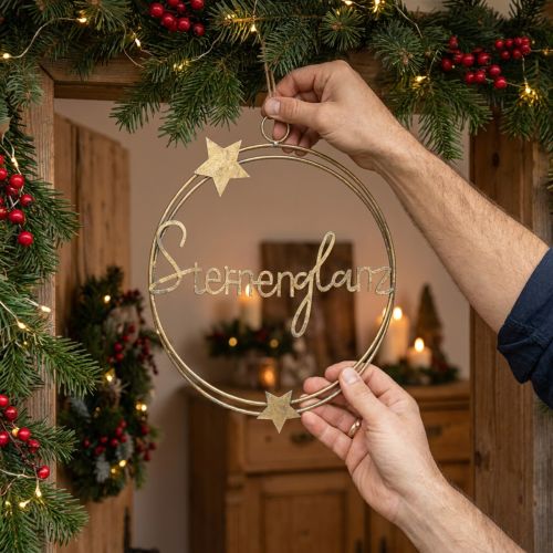 Dekoring aus Metall „Sternenglanz“ mit Sternen und Schriftzug, Golden, Grau, 37cm Ø30,5cm | Floristik24.at