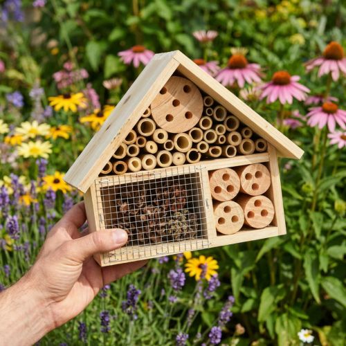 Artikel Insektenhotel Holz Tannenholz Natur 21cm mit Zapfen und Bohrlöchern