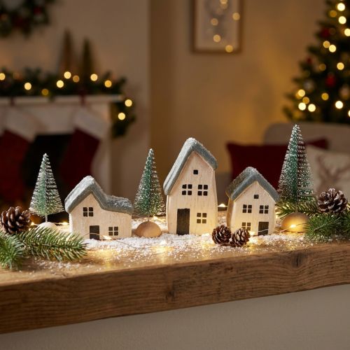Weihnachtsdorf aus Holz mit weißen Häusern und grünen Tannen, 5–8 cm, 6-teiliges Set | Floristik24.at