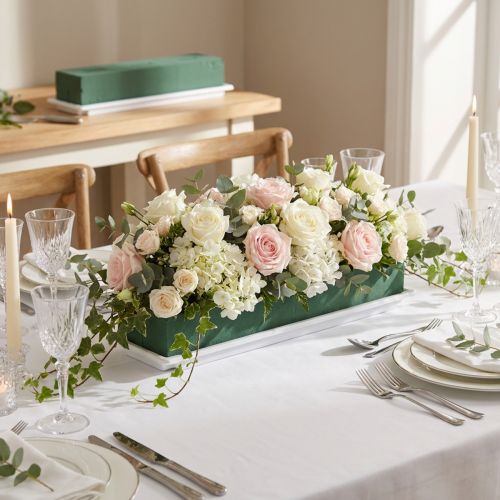 Artikel OASIS® Table Deco maxi 4 Stück, Steckschaum mit Kunststoffschale, 48 x 9 x 5 cm, grün/weiß
