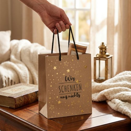 Papiertüte mit Aufdruck „Wir schenken uns nichts“, 18×10×23 cm, Braun mit Goldsternen, 2 Stück | Floristik24.at