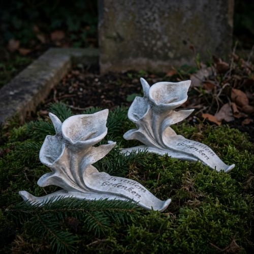 Artikel Grabschmuck Calla-Blüte Polyresin mit Aufschrift "Im stillem Gedenken" 10cm x 6cm Grau 4 Stück
