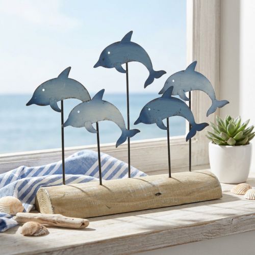 Deko-Delfine aus Metall auf Naturholz, Blau-Weiß, H24,5cm L32,5cm | Floristik24.at