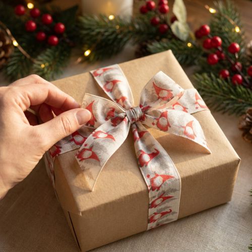 Artikel Geschenkband mit Wichtelmotiv 40mm x 15m Rot auf hellem Hintergrund