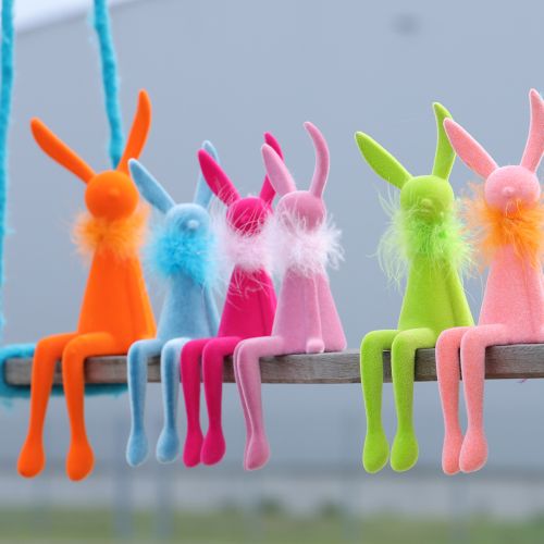 Artikel Osterhase Dekoration Kantenhocker mit Federboa für Sideboard oder Regal 36cm 2St