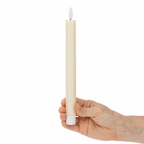 ProductNameLED-Spitzkerzen aus Echtwachs, 24 cm, Cremeweiß, warmweißes Licht und Timer, 2 Stück/ProductName
ProductDescription<h2>LED-Spitzkerzen aus Echtwachs für Tisch und Wohnraum</h2>
<p>Dieses Set enthält zwei cremeweiße LED Spitzkerzen aus Echtwachs | Floristik24.at