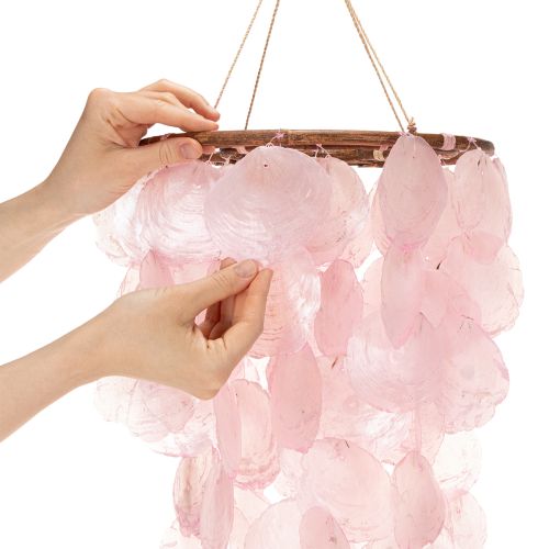 Windspiel aus Capiz-Muscheln und Holz 70 cm Rosa für Wohnzimmer und Garten | Floristik24.at
