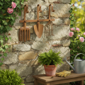 Hakenleiste aus Metall mit Gartenwerkzeug-Motiven, Edelrost, 33,5 x 23 cm, für Innen- und Außenbereich | Floristik24.at