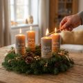 Adventskerzen aus Naturwachs mit Schriftzug Merry Christmas in Braun, Ø 60 mm, Höhe 130 mm, 4er Set | Floristik24.at