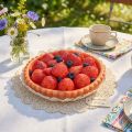 Lebensmittelattrappe Deko-Erdbeer-Blaubeertorte Kunsttorte Ø15cm Kunststoff für Schaufenster | Floristik24.at