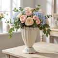 Kleine Pokalvase aus Metall, cremeweiß, mit Zierrand, 11cm – für Trockenblumen | Floristik24.at