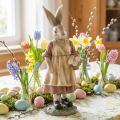 Hasenfigur Polyresin 37cm Hasenfrau mit Korb und Ostermotiven für Innenbereich | Floristik24.at