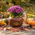 Keramik Pflanzgefäß Apfelform mit Igel, Ø16 cm, H22 cm, B33 cm, Herbstdeko, rot-braun | Floristik24.at