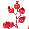 Künstlicher Hagebuttenzweig mit glänzenden roten Beeren 62 cm für den Innenbereich | Floristik24.at
