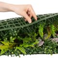 Künstliche Pflanzenwand 100 x 55 cm aus Kunststoff, Grün mit Bunten Akzenten für Innenräume | Floristik24.at